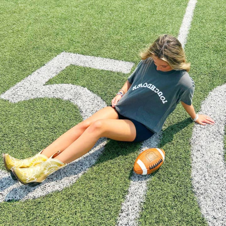 Puff Upside Down Touchdown T-shirt voor wholesale door Poppy & Pine