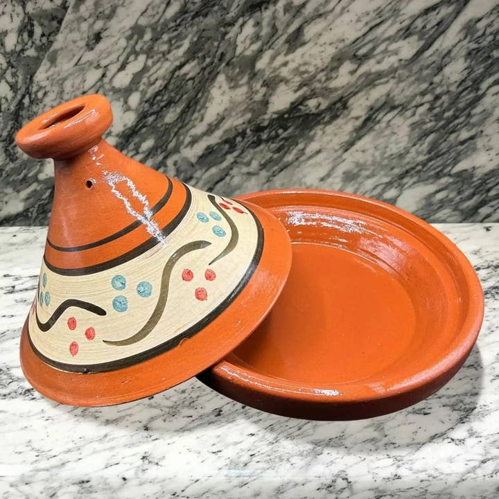 Tajine XL 35 cm i håndmalet terracotta med e-bog #12 for engroshandel hos Etnico del Mondo