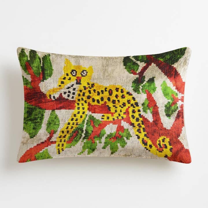 Luipaardfluwelen Kussen: Handgeweven Ikat Safari Kussen - 16x24 voor wholesale door Samarra Home