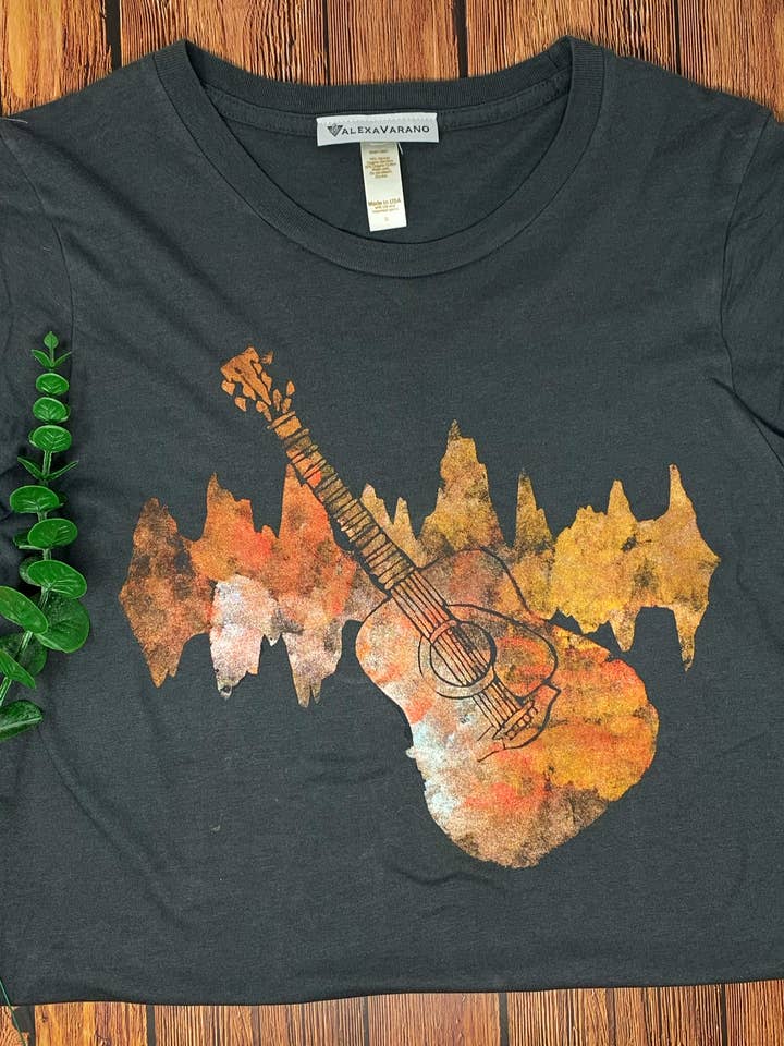 Gitaar handgeschilderde bamboe t-shirt voor wholesale door Third Wolf Designs