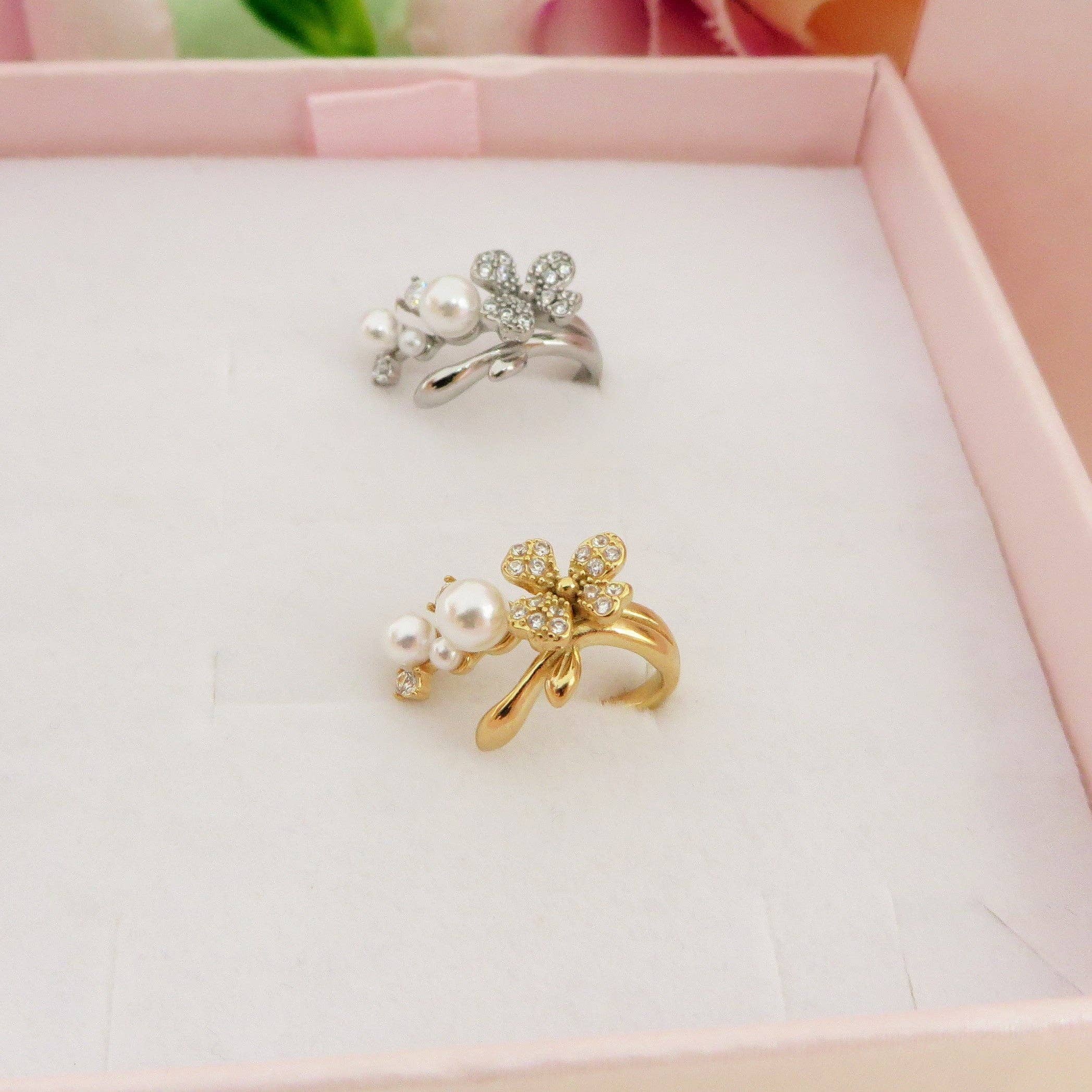 Daemon srls - Vendita all'ingrosso Orecchini ear cuff/ear wrap - AMARYLLIS PEARLS EARCUFF ~ Orecchino in acciaio inossidabile senza buco con fiori, perle e cubic zirconia4