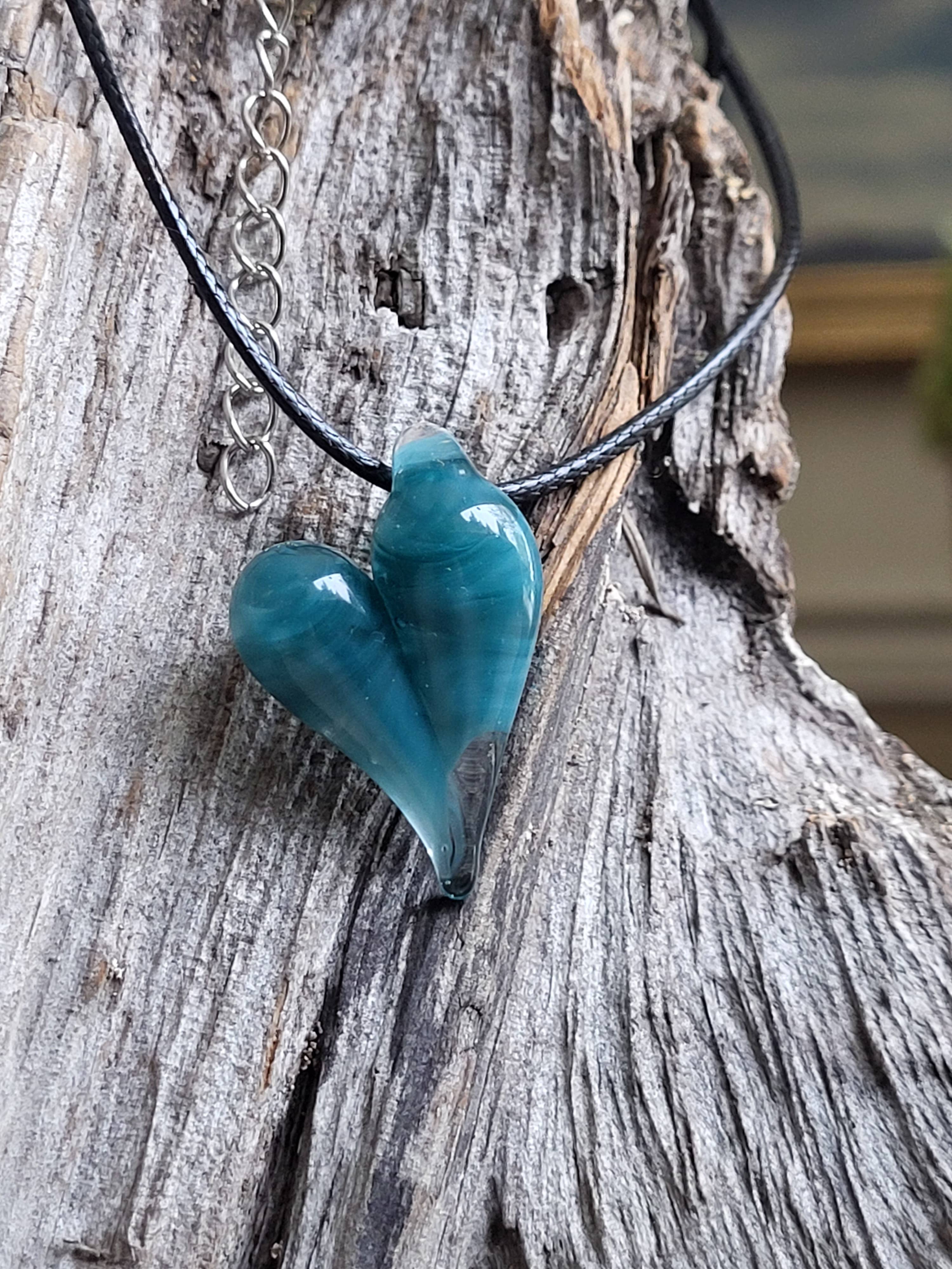 AB Glass Designs – wholesale Hänge-/berlockhalsband – Blåst glas hjärta halsband -olika färgalternativ6