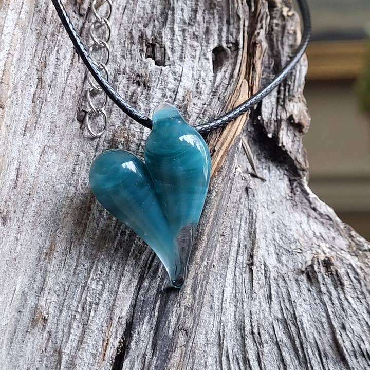 AB Glass Designs – wholesale Hänge-/berlockhalsband – Blåst glas hjärta halsband -olika färgalternativ6