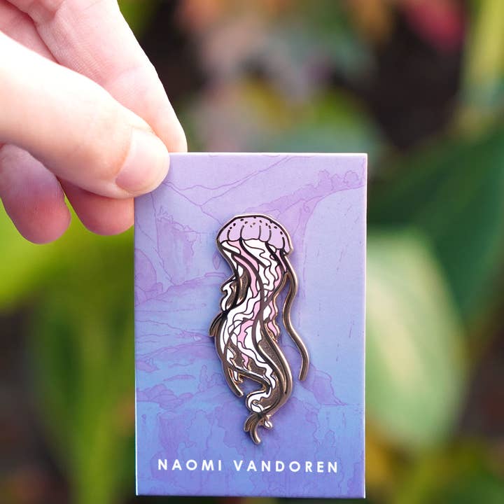 Méduse - Épingle en émail dur pour la vente par Naomi VanDoren Studio