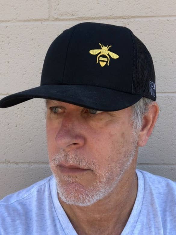 Bee broderet Trucker Hat (sort) for engroshandel hos Bird & Vine