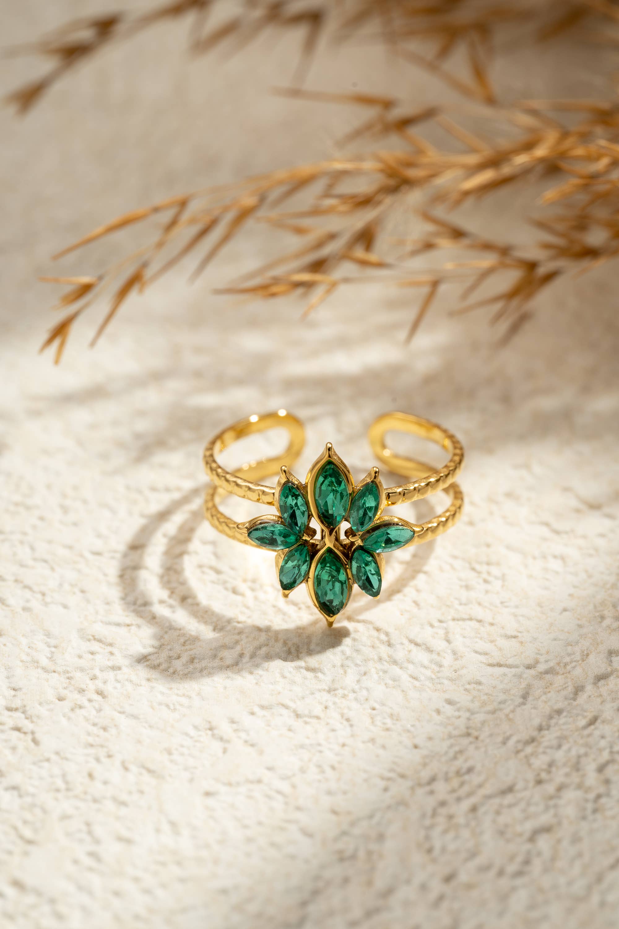 COSMOS – Anel multi-pedra por atacado – Anel flor dourada aço inoxidável pedras verde esmeralda1
