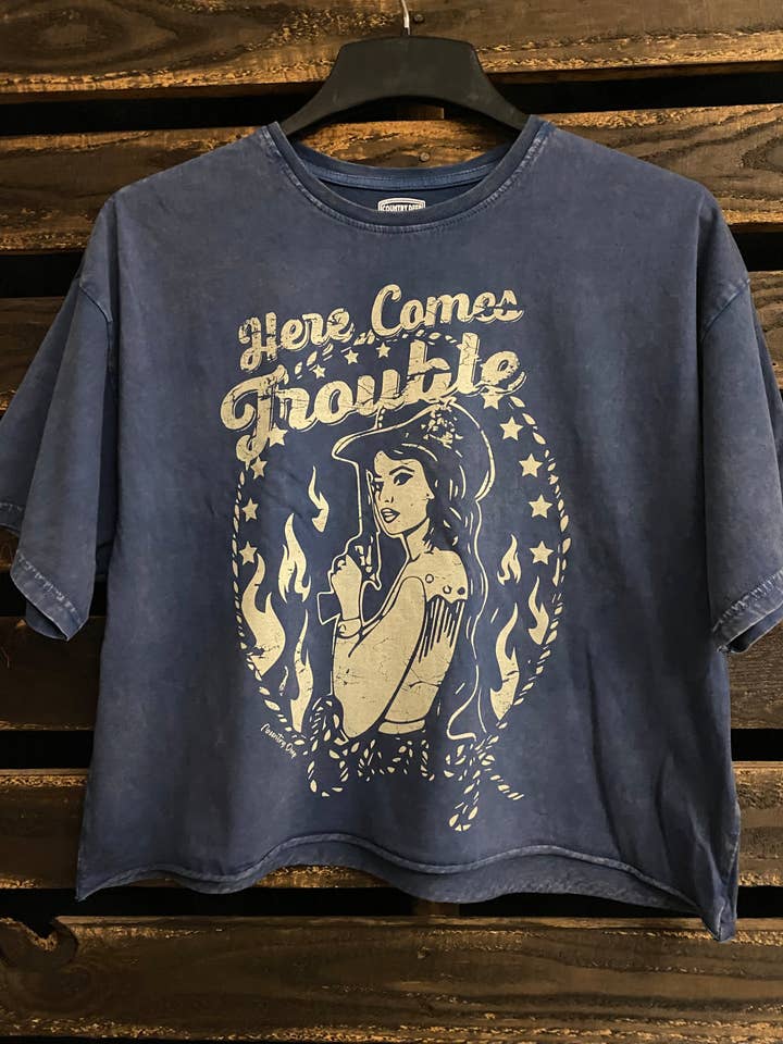 T-shirt court surdimensionné Here Comes Trouble délavé à la lave pour la vente par Country Deep Apparel