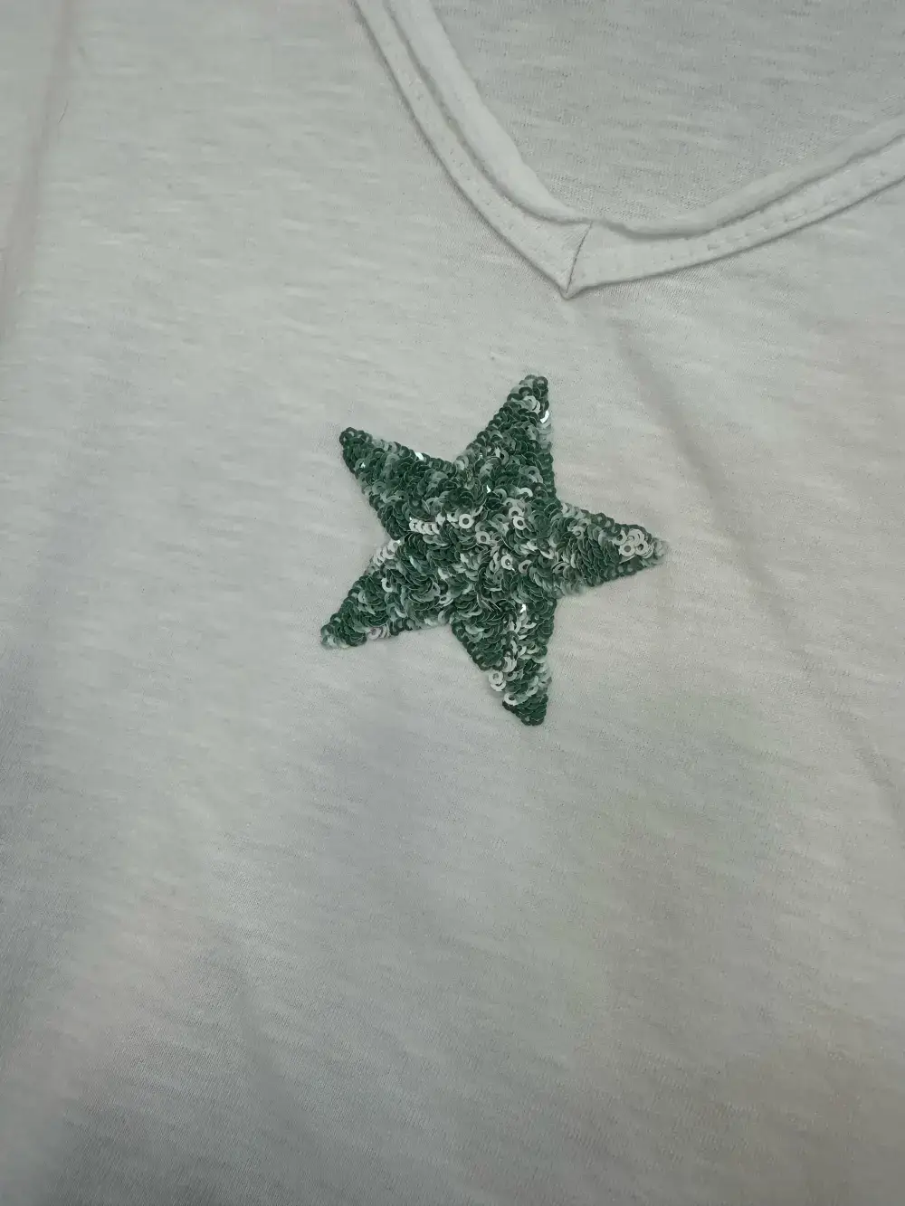 Mimi & Gogo – Großhandel T-Shirt – Damen – Damen-T-Shirt mit doppeltem V-Ausschnitt und Paillettenstern8