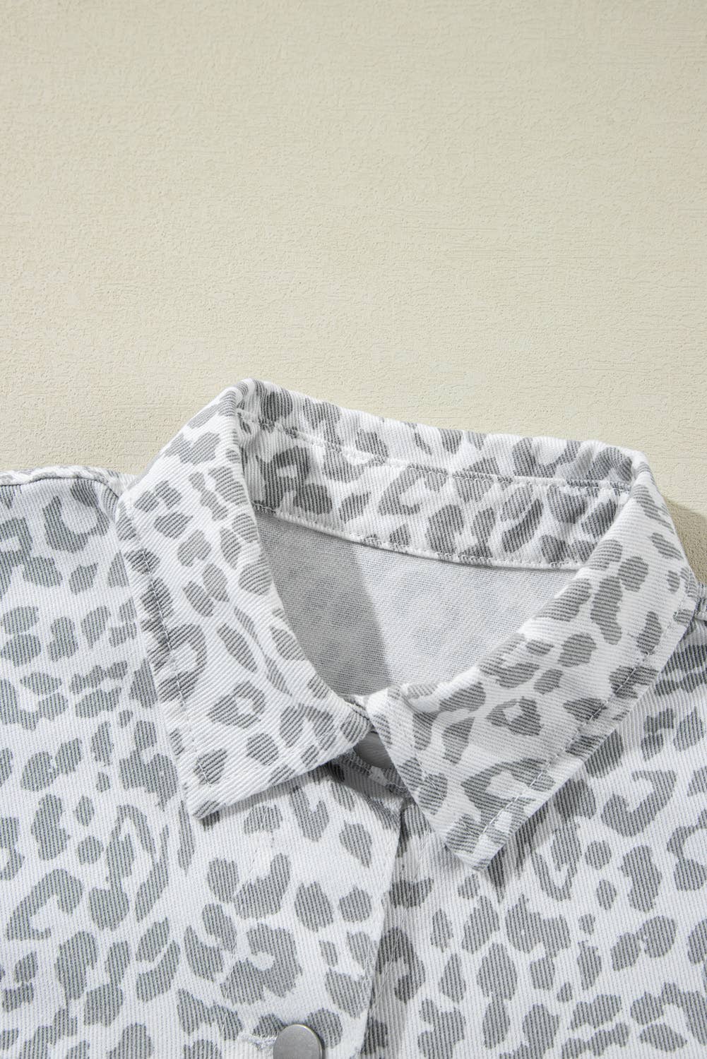 Blanco Chaqueta vaquera blanca con bolsillo con solapa y estampado de leopardo de venta al por mayor en Faire6