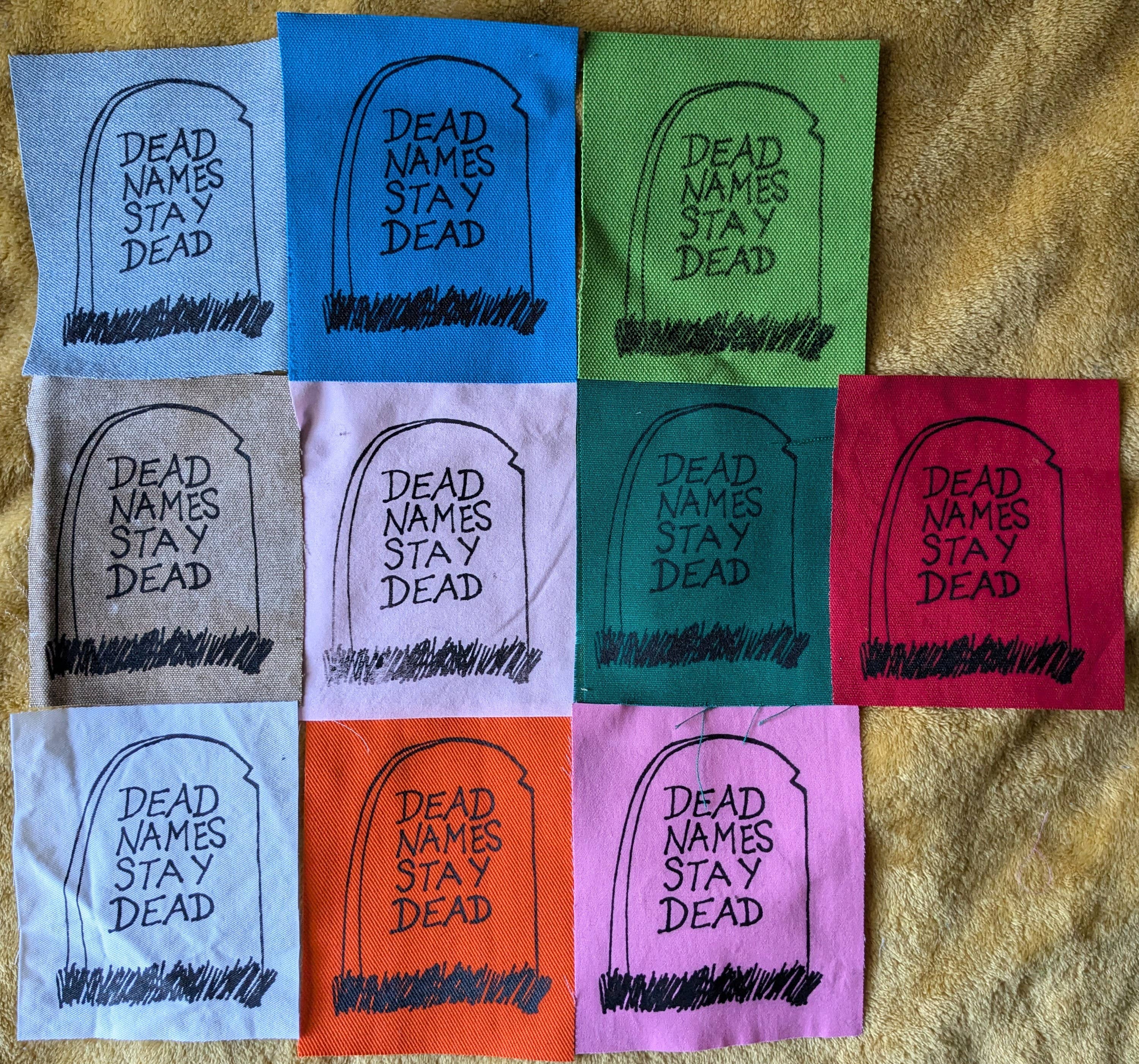 Zeppy Stardust Studios - Venta al por mayor Parches - Parche serigrafiado de Dead Names Stay Dead1