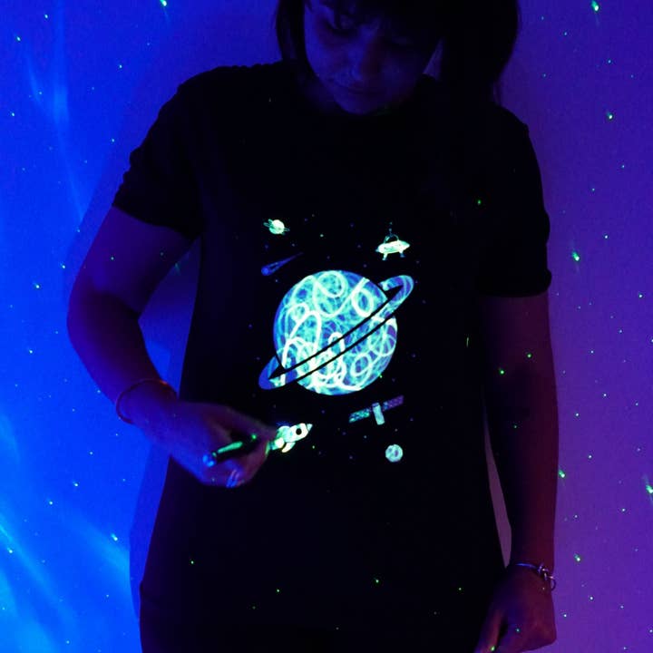 Interactief Glow t-shirt voor kinderen - ruimte voor wholesale door Illuminated Apparel