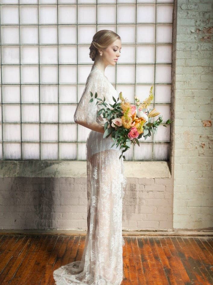 Peignoir de mariée en dentelle Lily (long) pour la vente par By Catalfo