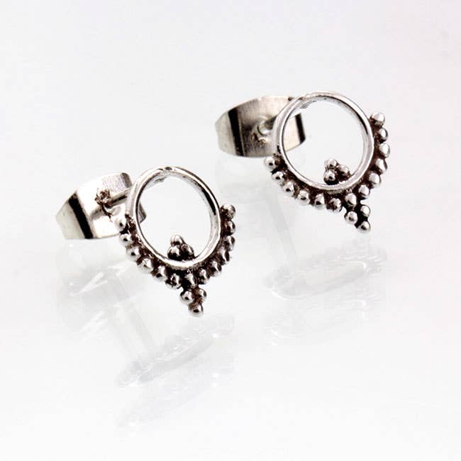Orecchino Bottone Lavorato Circolare In Argento per la vendita all'ingrosso da parte di El Expreso de Oriente