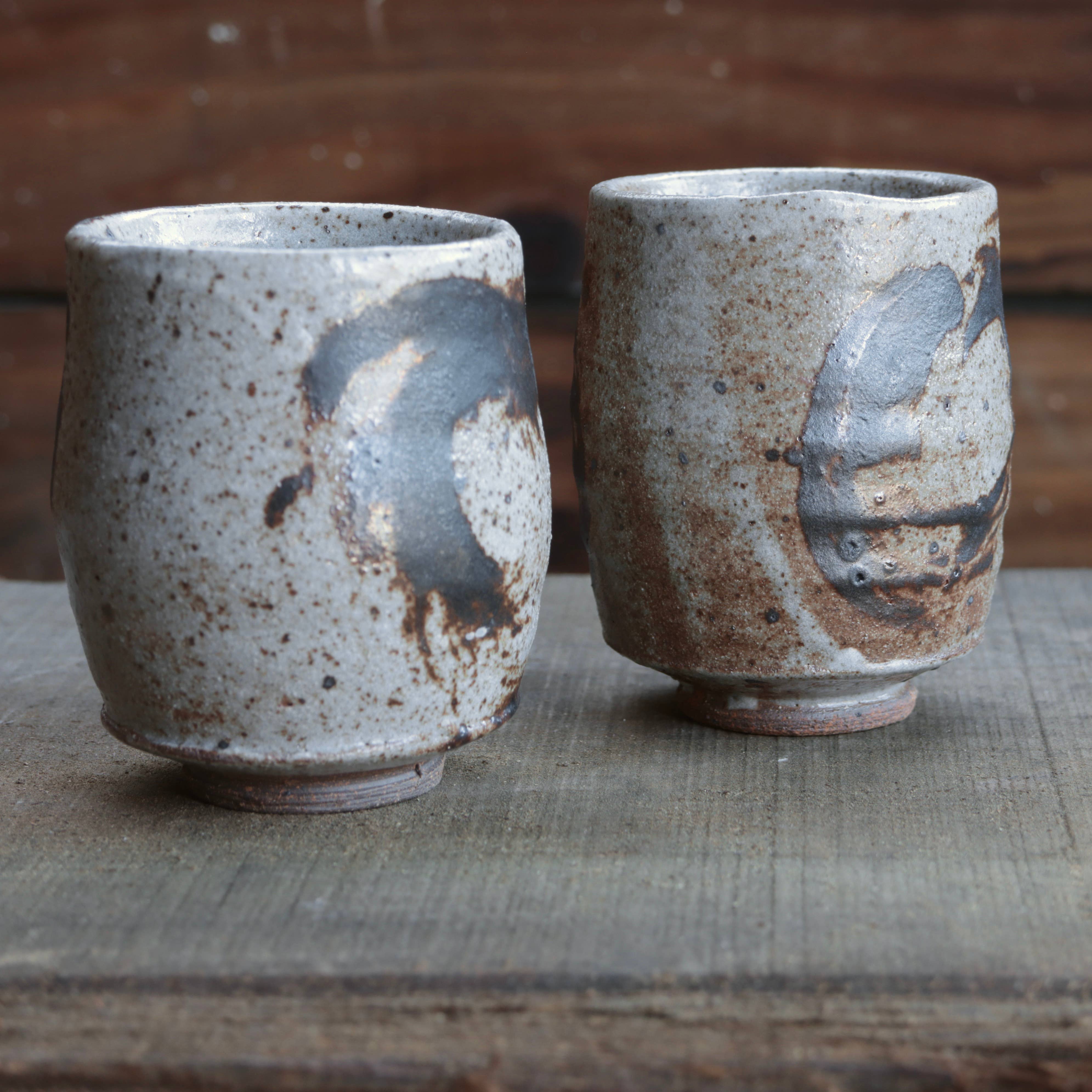 Matt Fishman Pottery - Venta al por mayor Taza - Yunomi de Arcilla Silvestre con Vidriado de Granito y Decoración de Hierro1