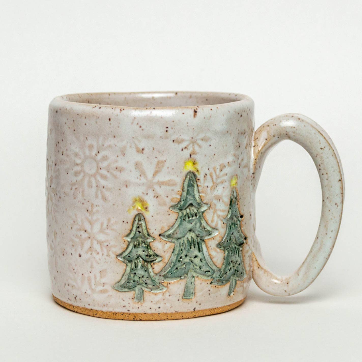 White Squirrel Clayworks – Caneca por atacado – Caneca de cerâmica artesanal com design de árvores de Natal 295 ml0