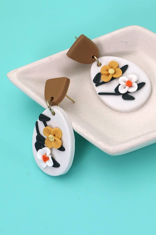 JOSSLYN by wall to wall – Engroshandel Hængeøreringe og creoløreringe – 3D POLYMER BLOMST LER ØRERING | 40E2853