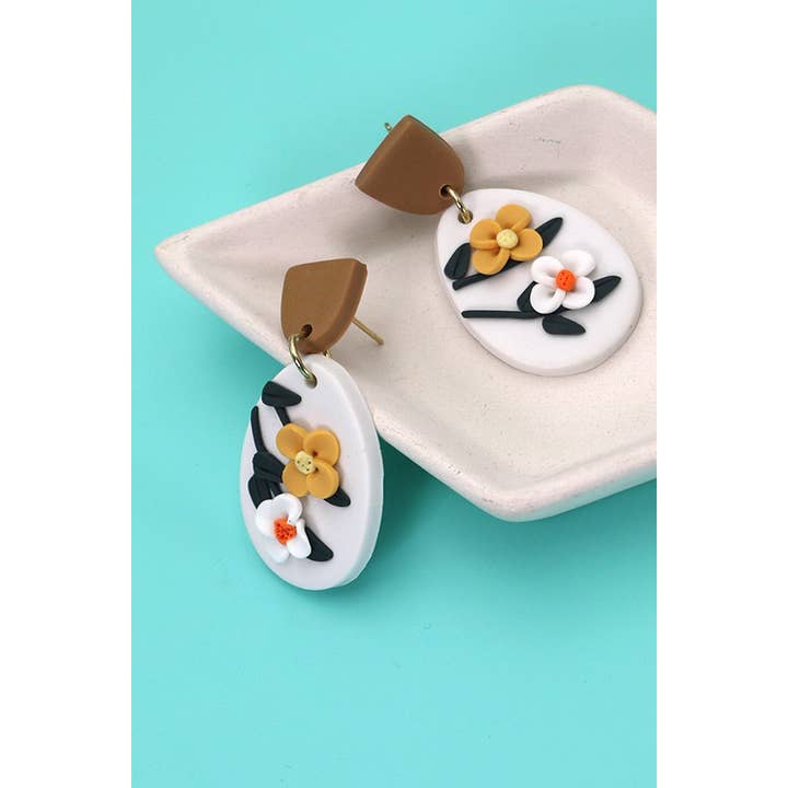 JOSSLYN by wall to wall – Engroshandel Hængeøreringe og creoløreringe – 3D POLYMER BLOMST LER ØRERING | 40E2853