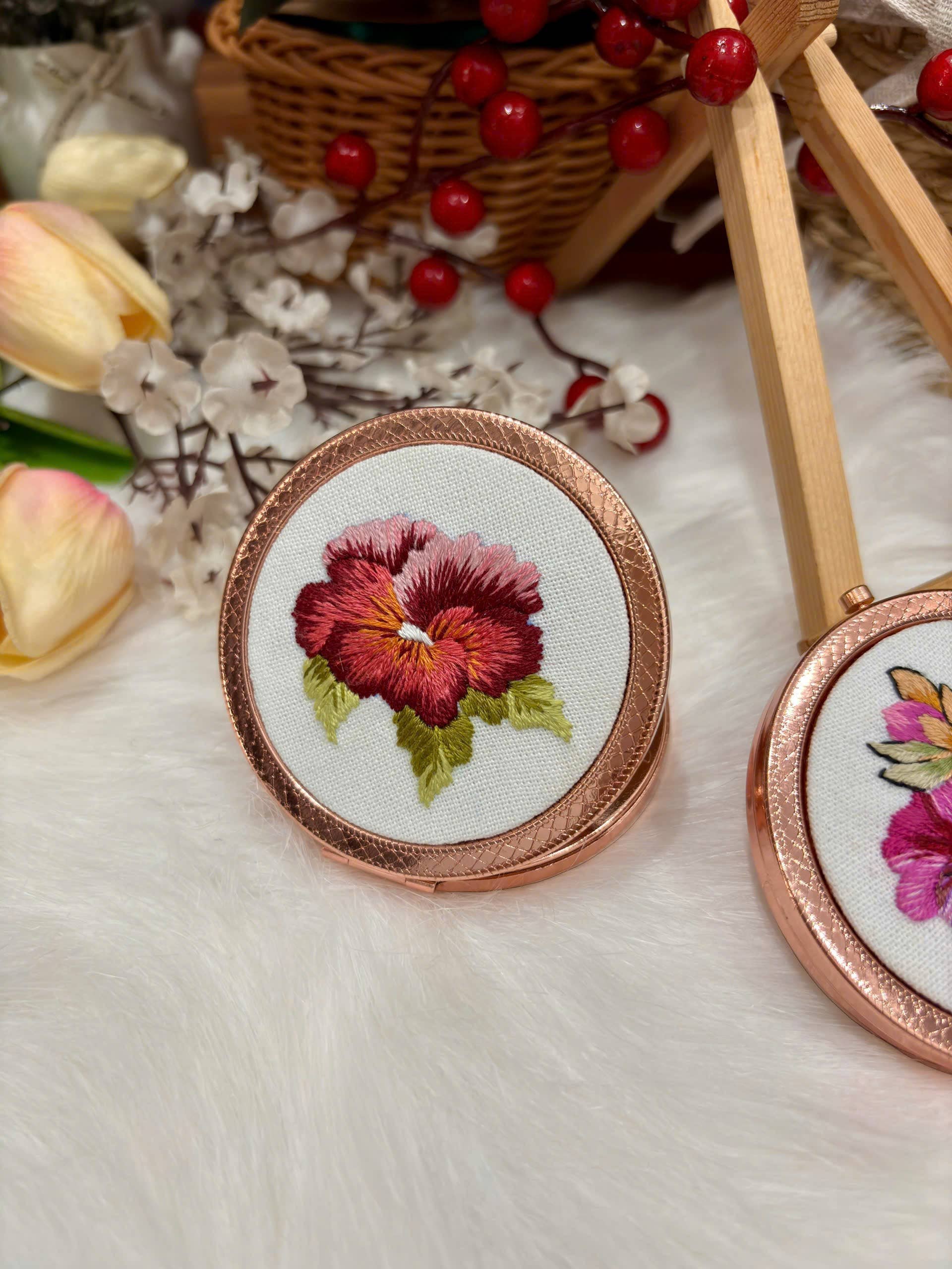 Maple Dream Store – Engroshandel Kompaktspejl – Premium Vintage Blomstret Håndbroderet Lommespejl20