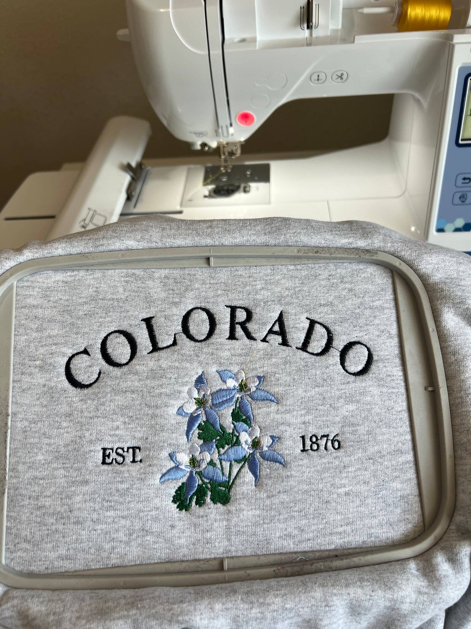 Poppy Bloem – Engroshandel Sweatshirt - Unisex – Colorado State Blomst Broderet Sweatshirt: Blå Columbine3