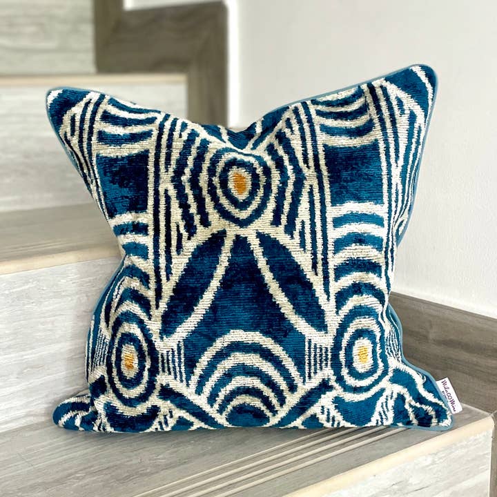 Almofada de Veludo Ikat Kyanite | Capa de Almofada de Veludo Ikat Kyanite por atacado de Mila∞Miro by Emelie