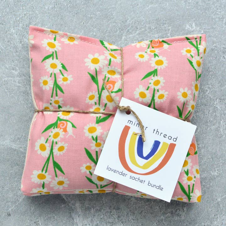 Guirlandes de marguerites dans un lot de sachets de lavande en coton rose pour la vente par Minor Thread