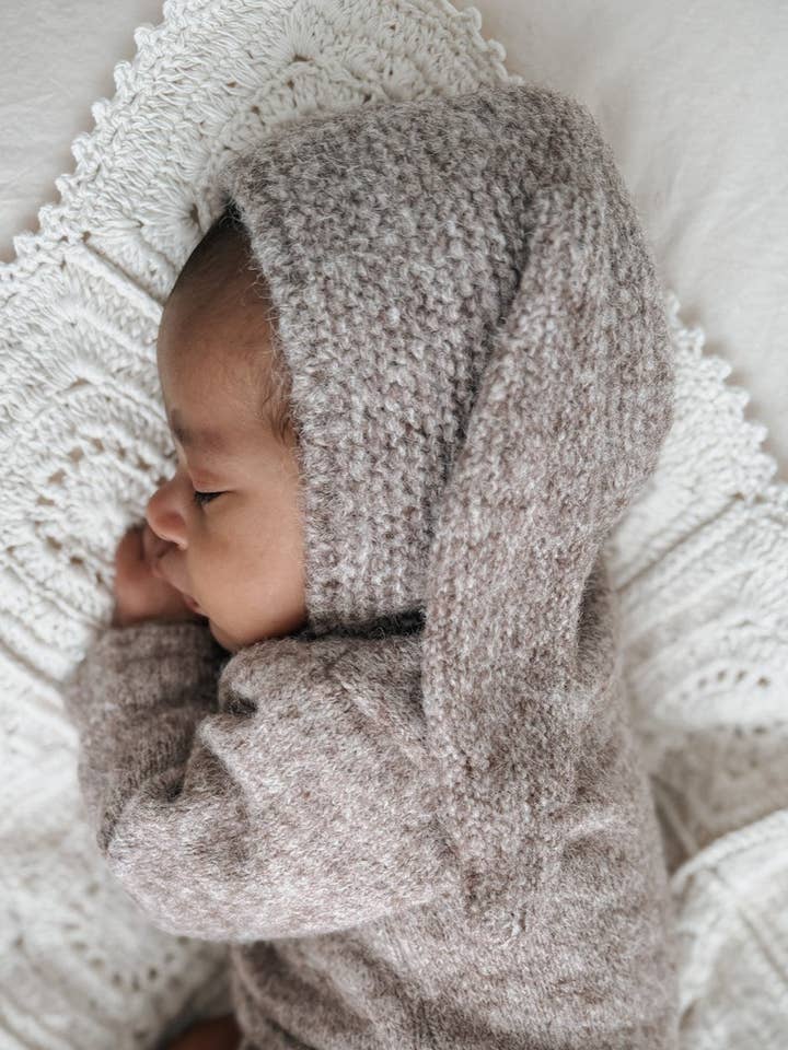 Bonnet à oreilles de lapin Luna + Luca pour la vente par Luna + Luca