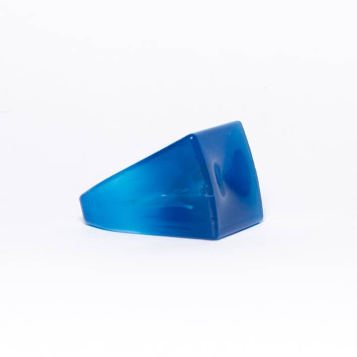 JUBE JWLS - Vente Bague de cocktail/de cérémonie - Blue-Ray - Bijou en anneau en plastique recyclé unique4