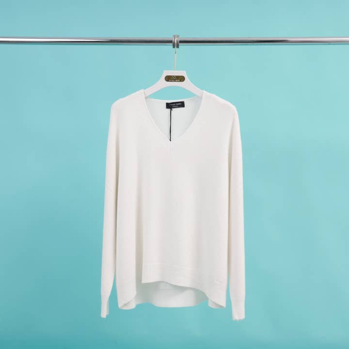 Cecile Wang - Wholesale Knit Sweater - Women's - Loose fit V-neck sweater in soft knit YF570539