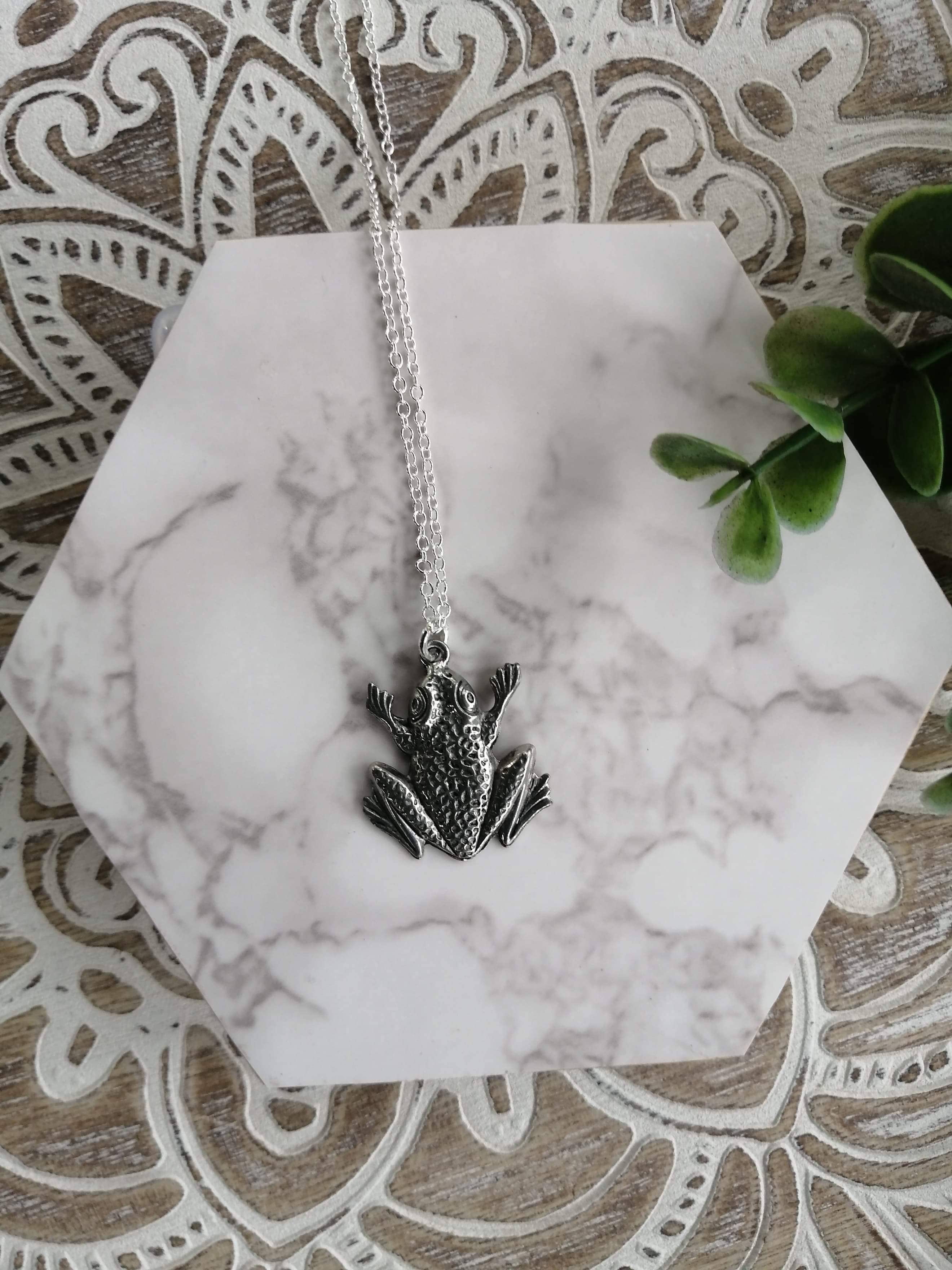 Crystal McMaster Jewellery Designer - Vendita all'ingrosso Collana con ciondolo/pendaglio - Collana con ciondolo a forma di rana2