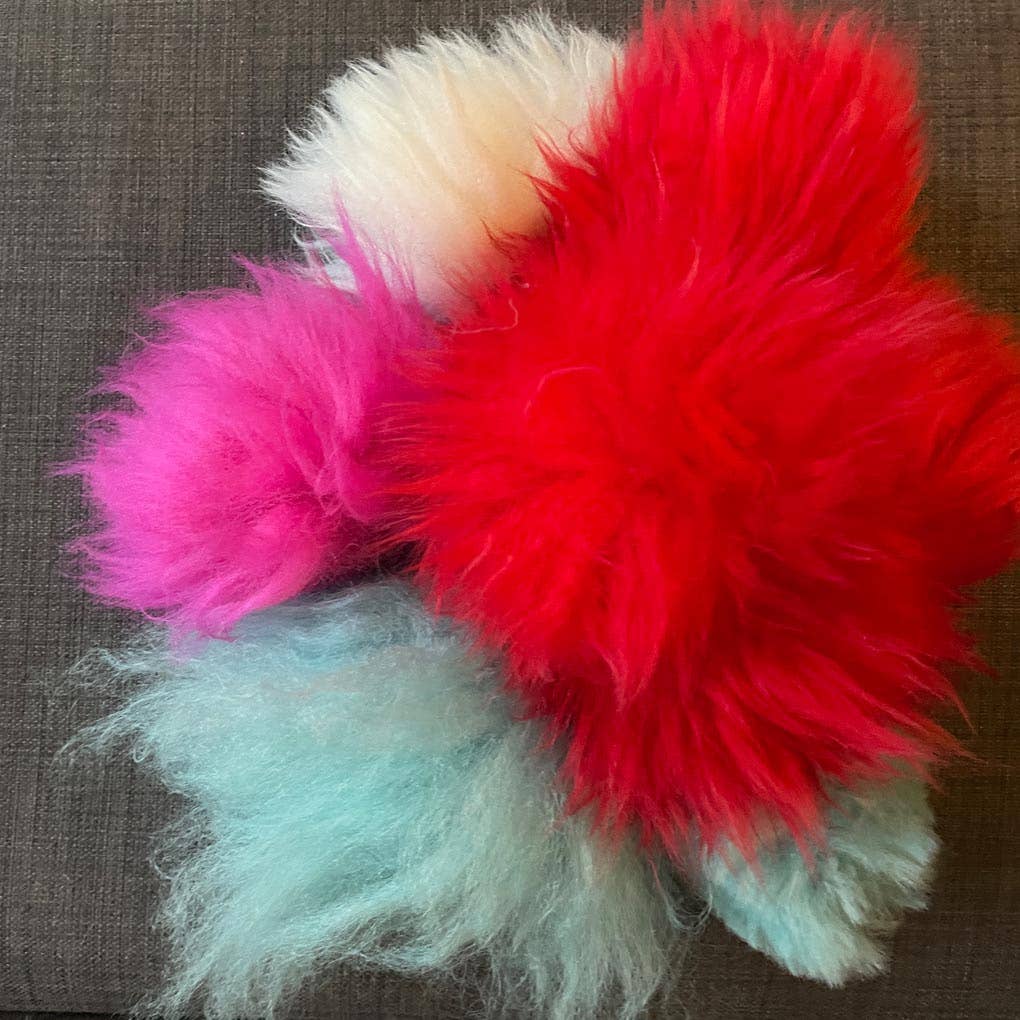 Wildash London – wholesale Nyckelringar - Dam – Pom-Pom Bag Charm | Nyckelring | 100% fårskinn | Körsbärsröd2