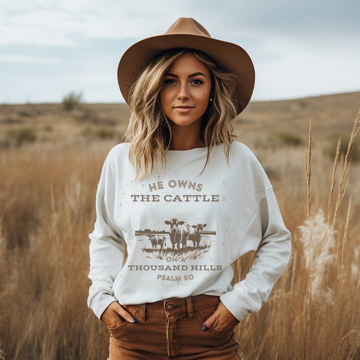 Han ejer Cattle Herd Crew Neck Sweatshirt for engroshandel hos Amy Anne Apparel Inc