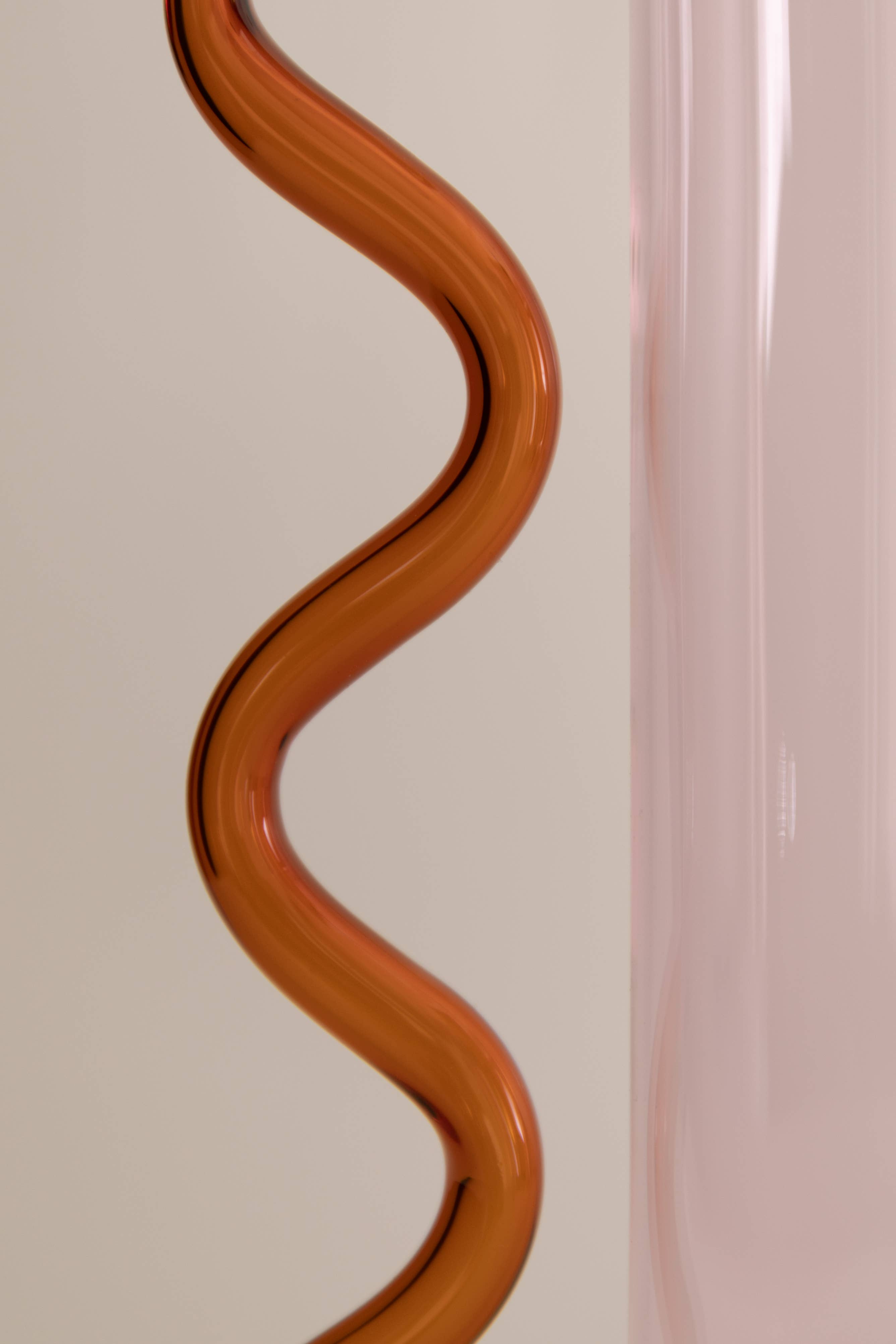 Sophie Lou Jacobsen - Vente Pichets - Carafe Wave en verre borosilicate rose/ambre1