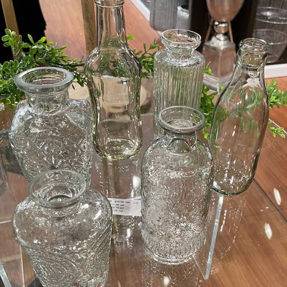 Kleines Blumenvasen-Set aus klarem Glas mit Prägung, 6 Größen zwischen 4 Zoll für den Großhandel von S.N.K. Home Decor