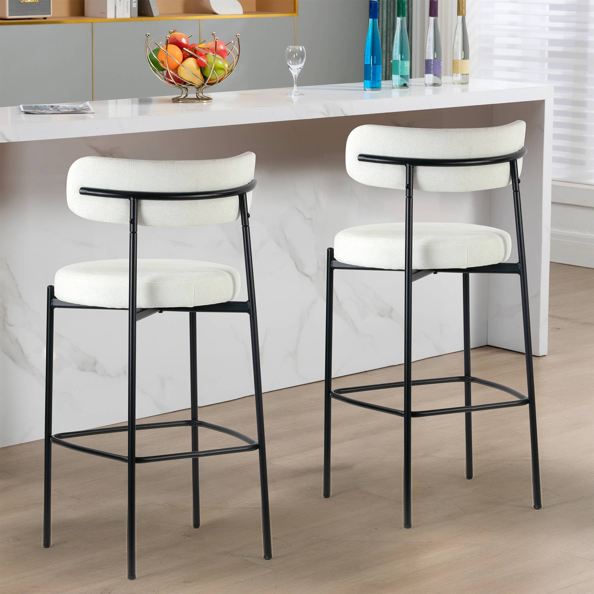 Glamour Home - Vente Tabouret - Ensemble de 2 tabourets de comptoir Awen en bouclette blanche avec pieds noirs8