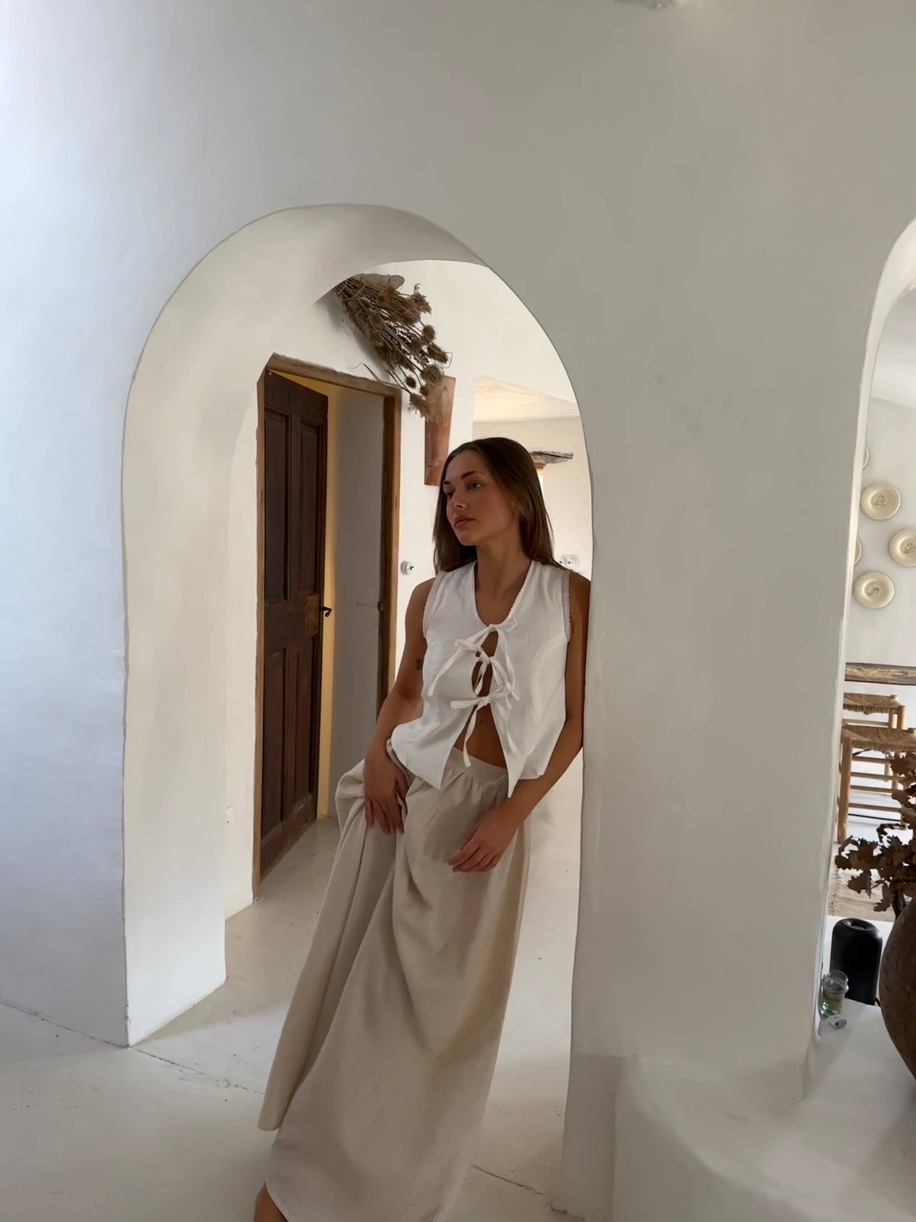 Bianco Top Vega in lino 100% senza maniche con inserti in pizzo e scollo a V in vendita all'ingrosso su Faire3