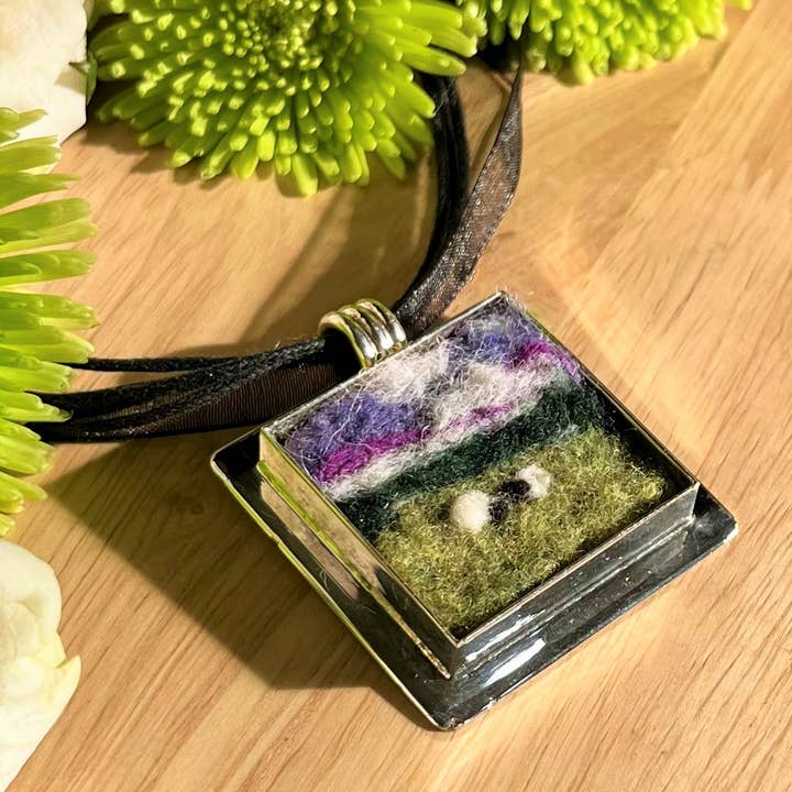 Collier avec pendentif peint en laine « Pasture at Dusk » pour la vente par MJ and Me
