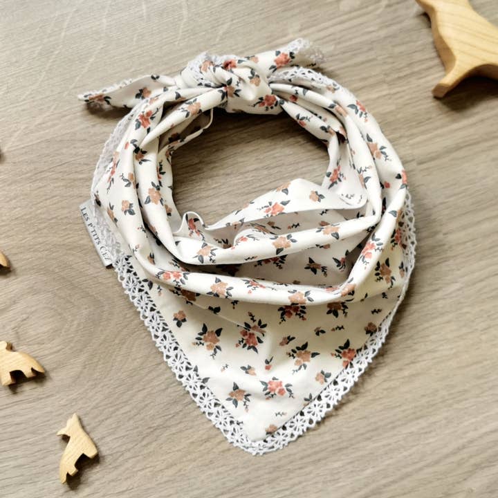 Witte kanten bloemen sjaal „the thrill” voor wholesale door Les p'tits Cez