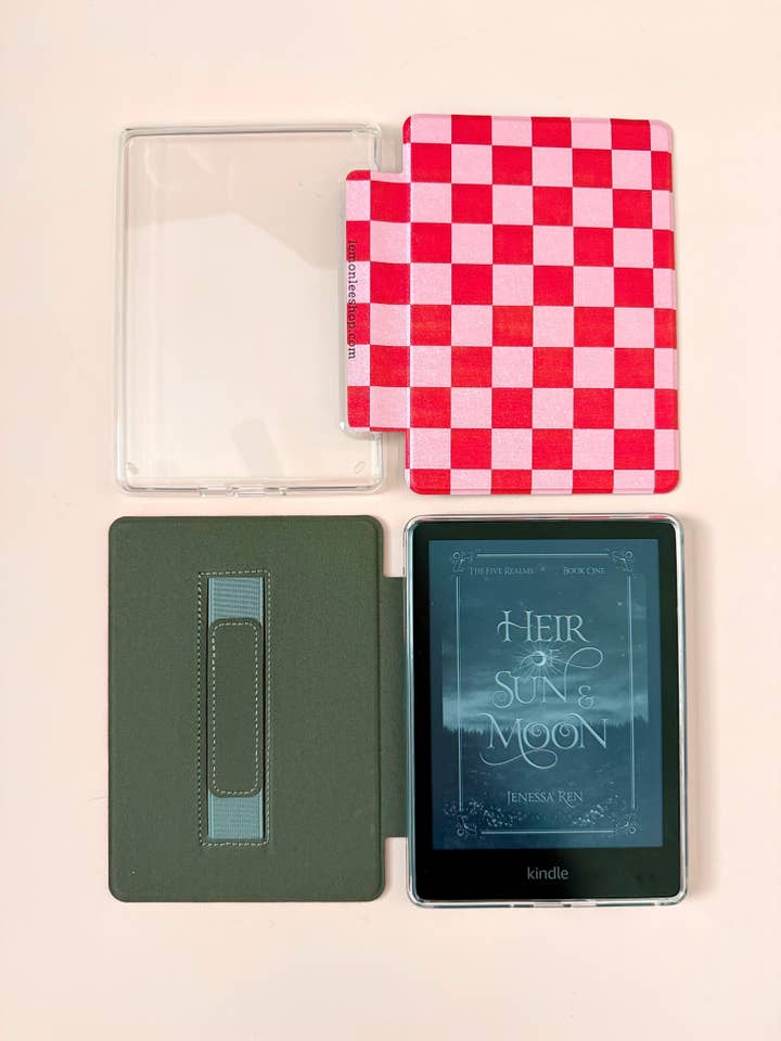 La meilleure des deux housses pour Kindle avec dos transparent et sangle de couverture - motif damier rouge et rose - Paperwhite 11e et 12e génération et Kindle Basic pour la vente par LemonLee