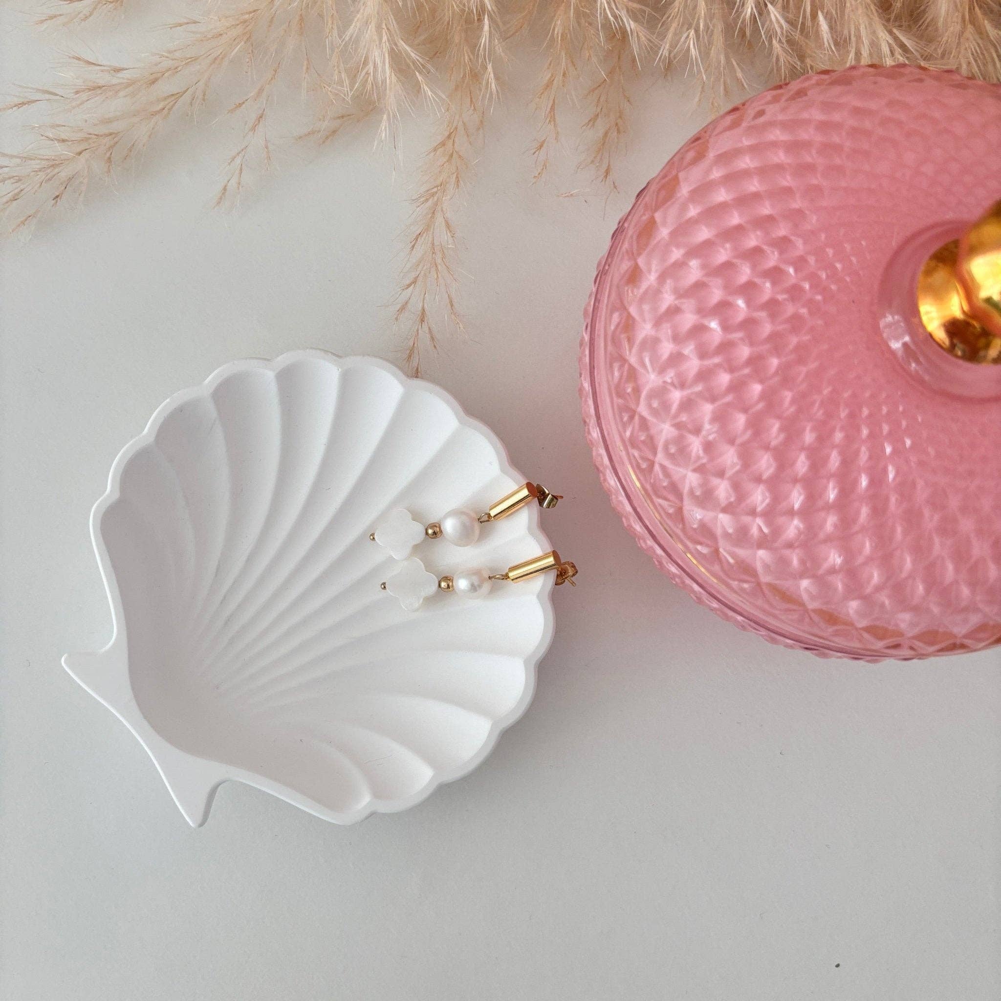 DUESTELLE ITALIA - Wholesale Dangle Earrings - Fleur de Pearl Earrings - White Four-Leaf Clover Earrings3