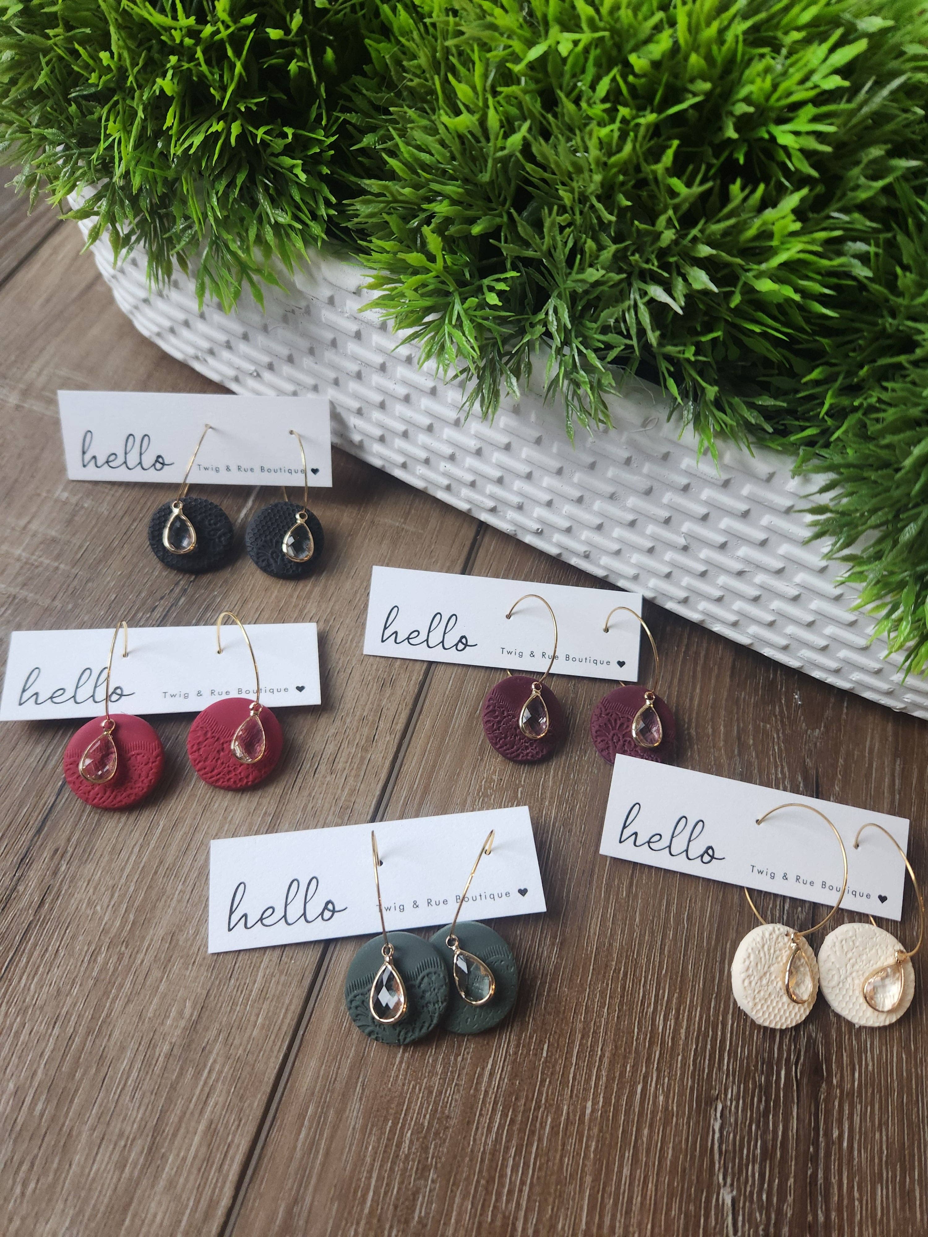 Twig & Rue boutique - Wholesale Hangende/ronde oorbellen - Lumi| Kristallen traan en klei ring3