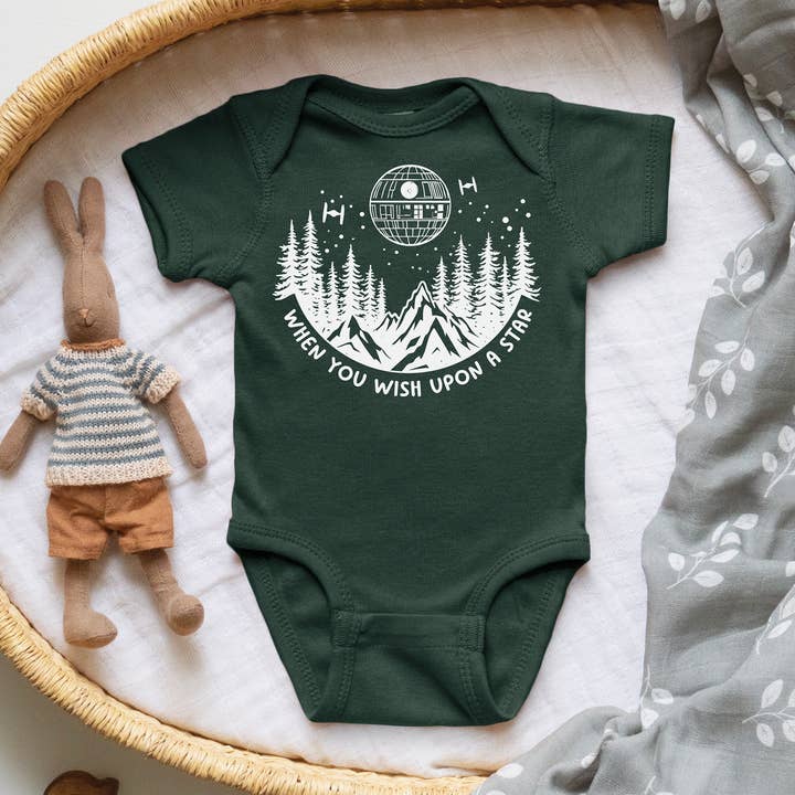 Wünsch dir einen Todesstern — Star Wars‑Zitat — Nerdiger Baby‑Body© für den Großhandel von Keen Bee Studio