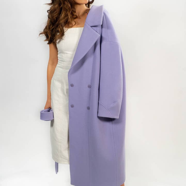 Ordina ora e ottieni il 15% di sconto sul nostro cappotto in lana color lavanda Limited Cover Me per la vendita all'ingrosso da parte di Anna Rannestad Design AS