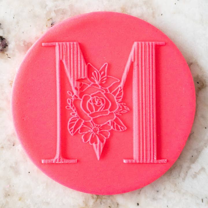 Tampon à embosser escamotable à motif floral, lettre M, biscuit pour la vente par Cut Bake Stamp