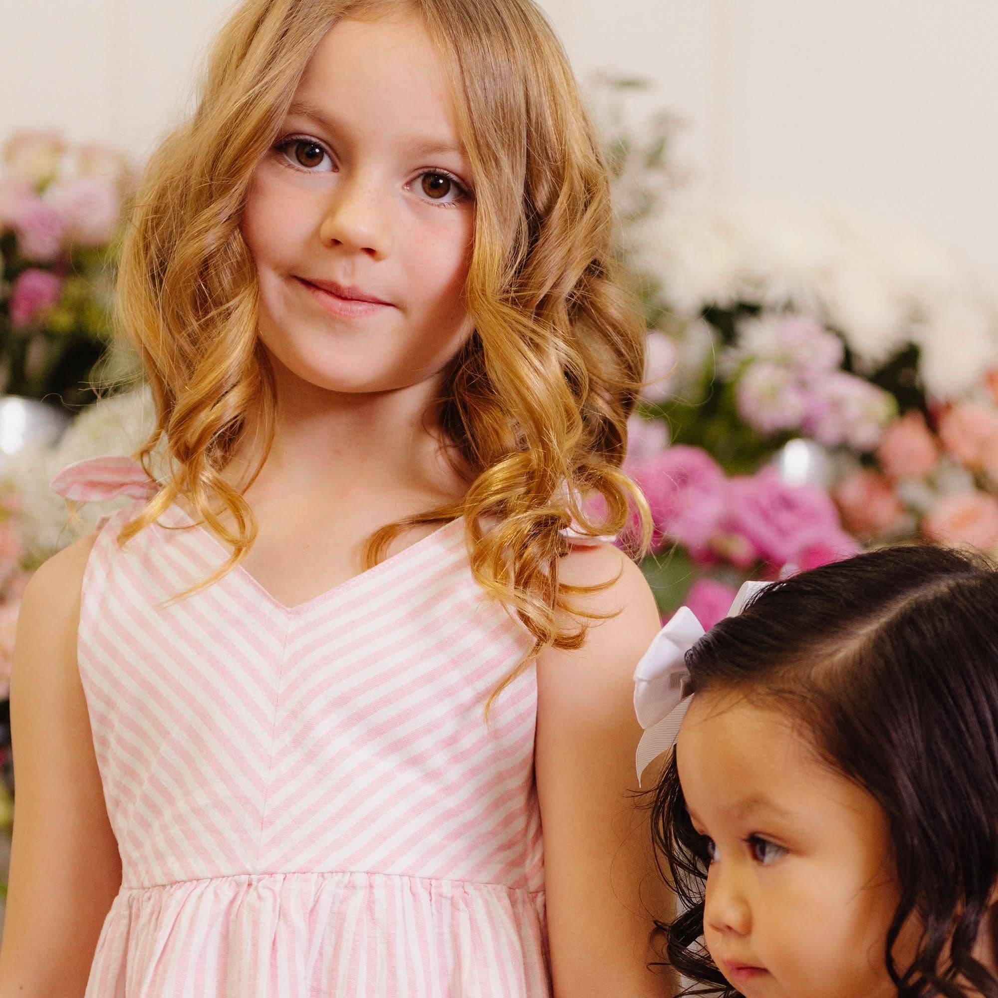 Rayure classique rose et blanche Robe corolle à épaules volantées en vente sur Faire5