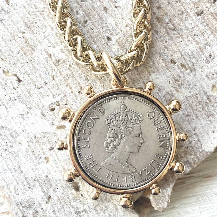 VB&CO Designs Handmade Jewelry – Großhandel Kette mit Anhänger/Charm – French Coin Queen England trendige Boutique für handgefertigten Schmuck