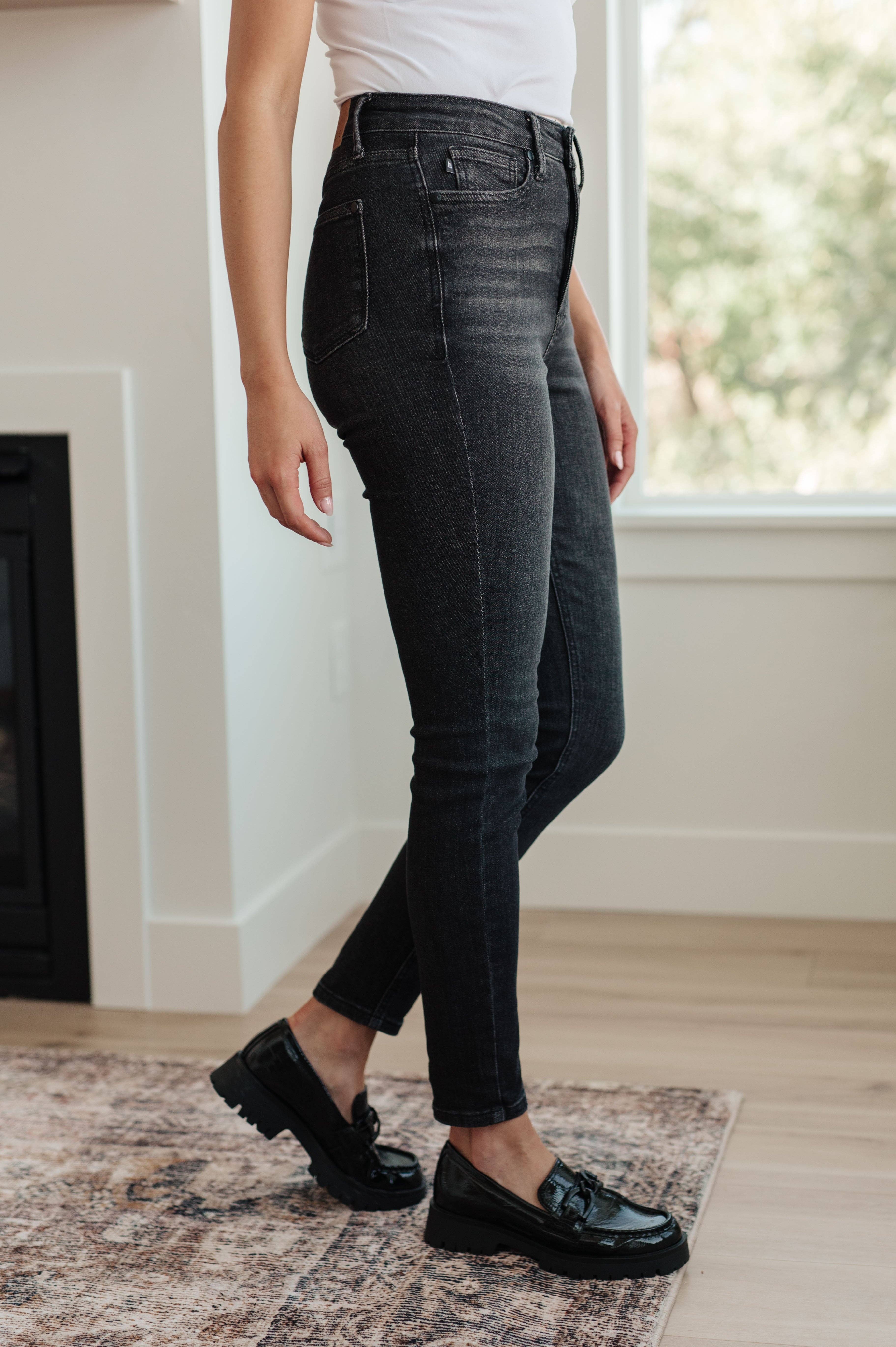 Avenue Wholesale - Vendita all'ingrosso Jeans - Donna - Jeans skinny Judy Blue High Rise Control Top in nero lavato2