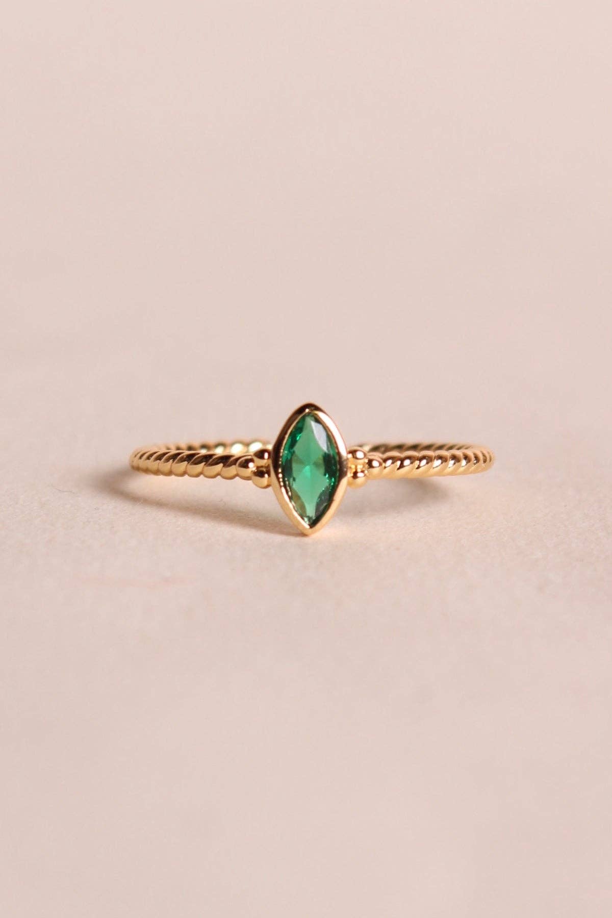 Waekura – Großhandel Band/Stapelring – Wilma Ring mit vintage-inspiriertem ovalem Zirkon1