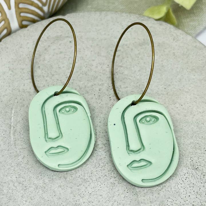brincos de rosto de argila de polímero, estilo boho em relevo verde por atacado de Moon and Jewel