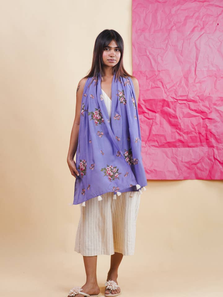 Écharpe brodée Dusk Orchid Tea Rose pour la vente par KHES TEXTILES