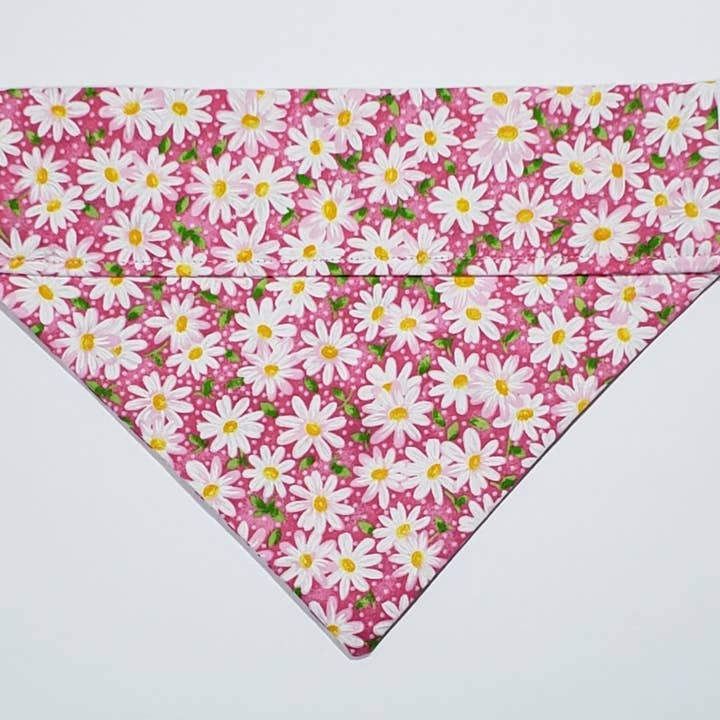 Bandana réversible pour chien en coton Daisy 1 pour la vente par The Snazzy Pooch